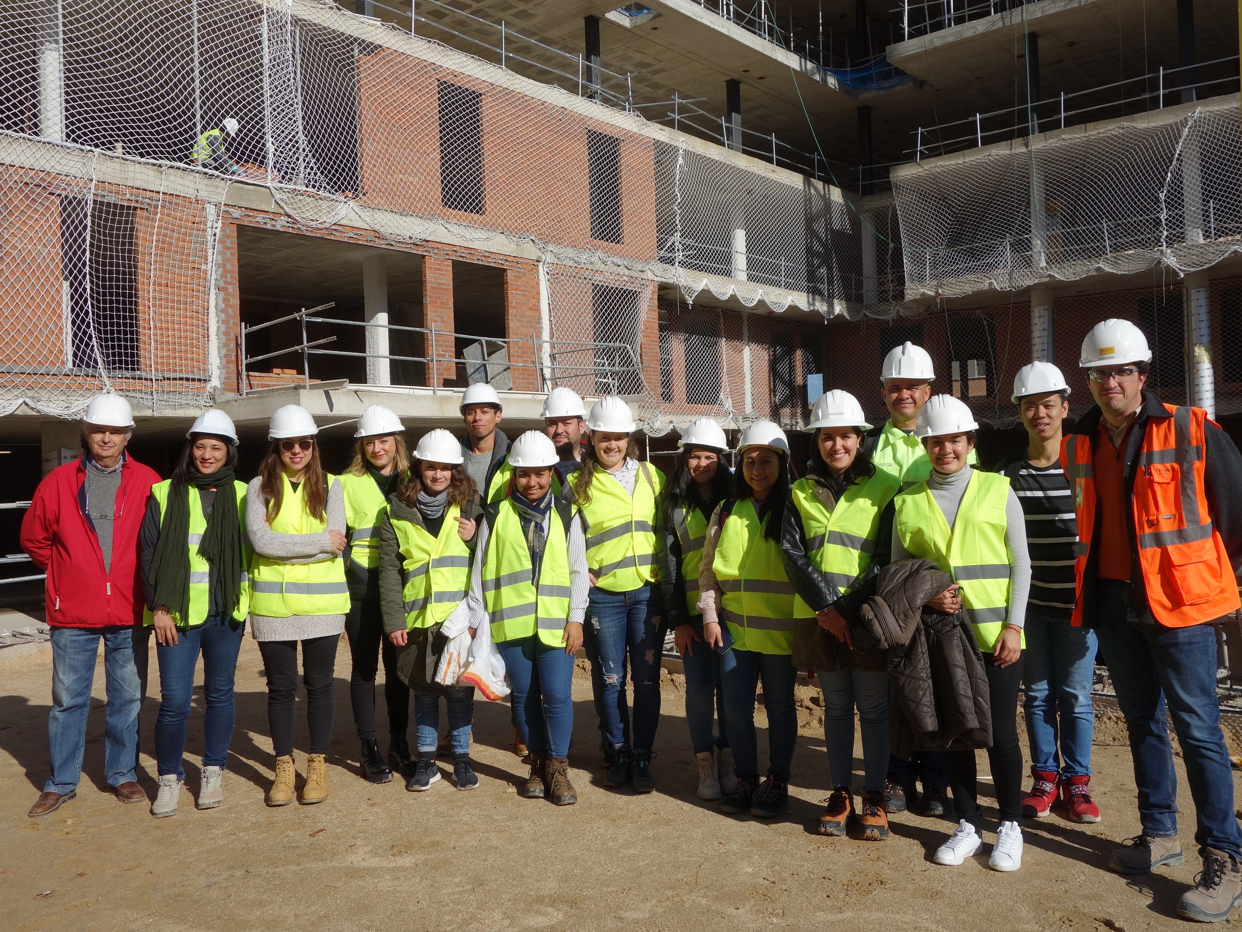 Visita alumnos MUCTA obra edificio QBOX de Estudio Lamela y Ferrovial